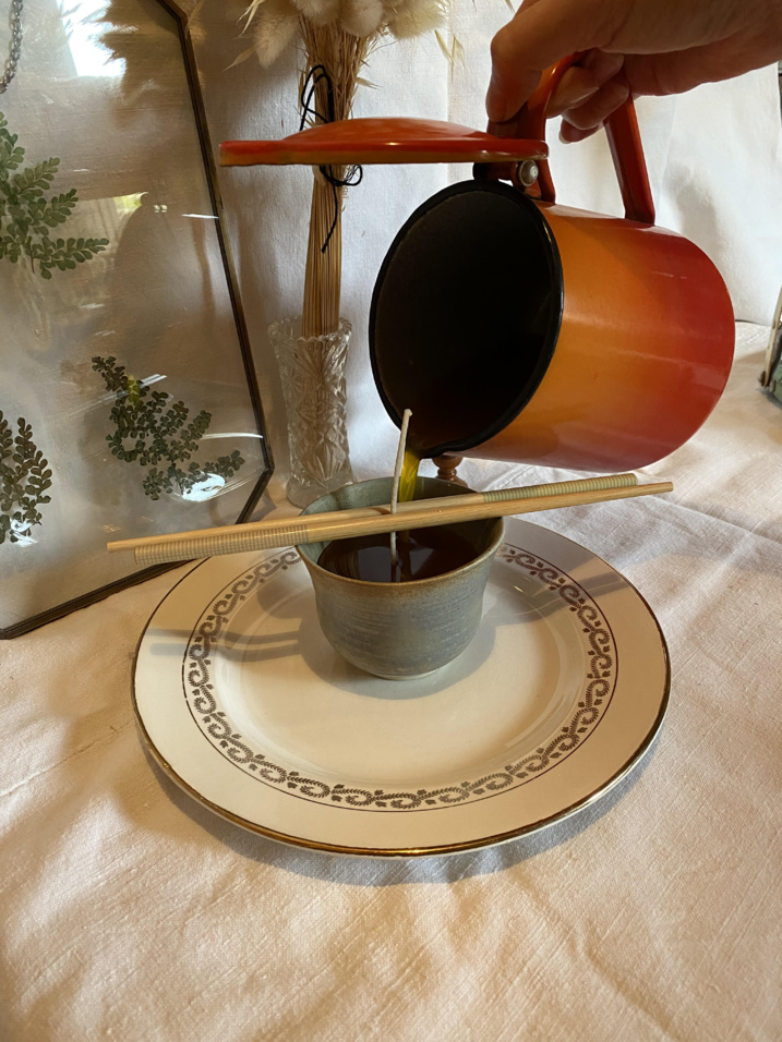 cire naturelle dans de jolis bols en grès émaillé cire naturelle dans de jolis bols en grès émaillé