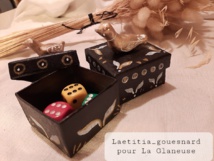 Boîtes avec petits oiseaux sculptés. Boîtes avec petits oiseaux sculptés.