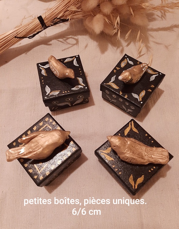 Boîtes avec petits oiseaux sculptés.