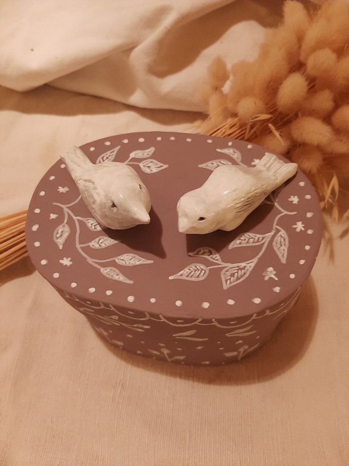 Boîtes avec petits oiseaux sculptés. Boîtes avec petits oiseaux sculptés.