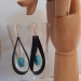 boucle d'oreilles 'goutte', chambre à air et perles de verre. boucle d'oreilles 'goutte', chambre à air et perles de verre.