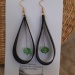 boucle d'oreilles 'goutte', chambre à air et perles de verre. boucle d'oreilles 'goutte', chambre à air et perles de verre.