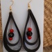 boucle d'oreilles 'goutte', chambre à air et perles de verre. boucle d'oreilles 'goutte', chambre à air et perles de verre.