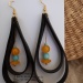boucle d'oreilles 'goutte', chambre à air et perles de verre. boucle d'oreilles 'goutte', chambre à air et perles de verre.