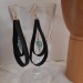 boucle d'oreilles 'goutte', chambre à air et perles de verre. boucle d'oreilles 'goutte', chambre à air et perles de verre.