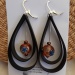 boucle d'oreilles 'goutte', chambre à air et perles de verre. boucle d'oreilles 'goutte', chambre à air et perles de verre.