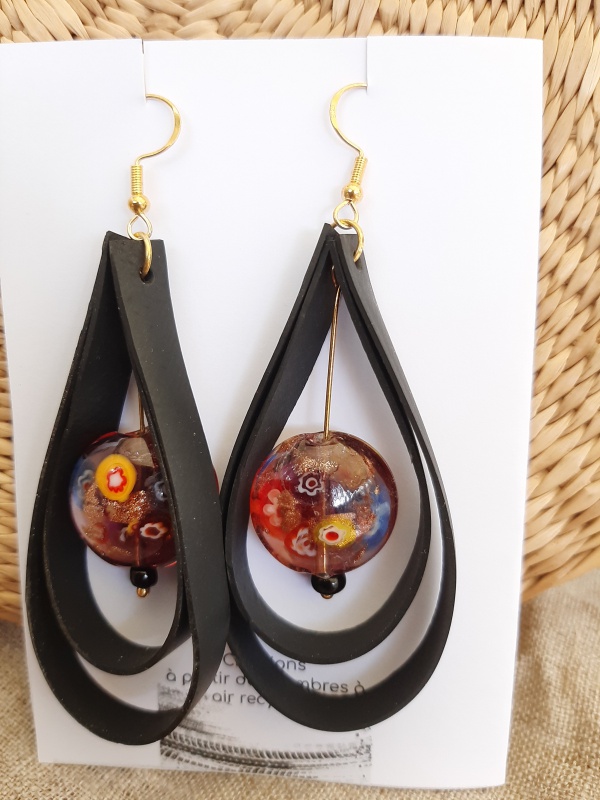 boucle d'oreilles chambre à air et jolie perle en verre. boucle d'oreilles chambre à air et jolie perle en verre.