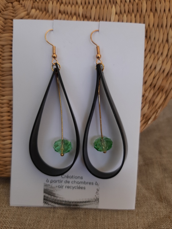 boucle d'oreilles 'goutte', chambre à air et perles de verre. boucle d'oreilles 'goutte', chambre à air et perles de verre.