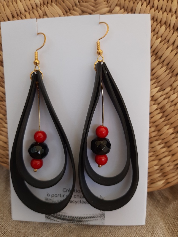 boucle d'oreilles 'goutte', chambre à air et perles de verre. boucle d'oreilles 'goutte', chambre à air et perles de verre.