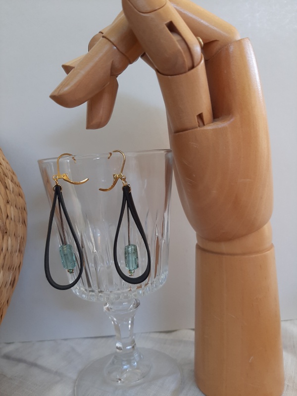 boucle d'oreilles 'goutte', chambre à air et perles de verre. boucle d'oreilles 'goutte', chambre à air et perles de verre.