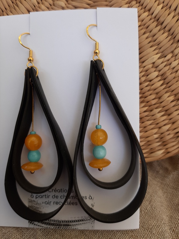 boucle d'oreilles 'goutte', chambre à air et perles de verre. boucle d'oreilles 'goutte', chambre à air et perles de verre.