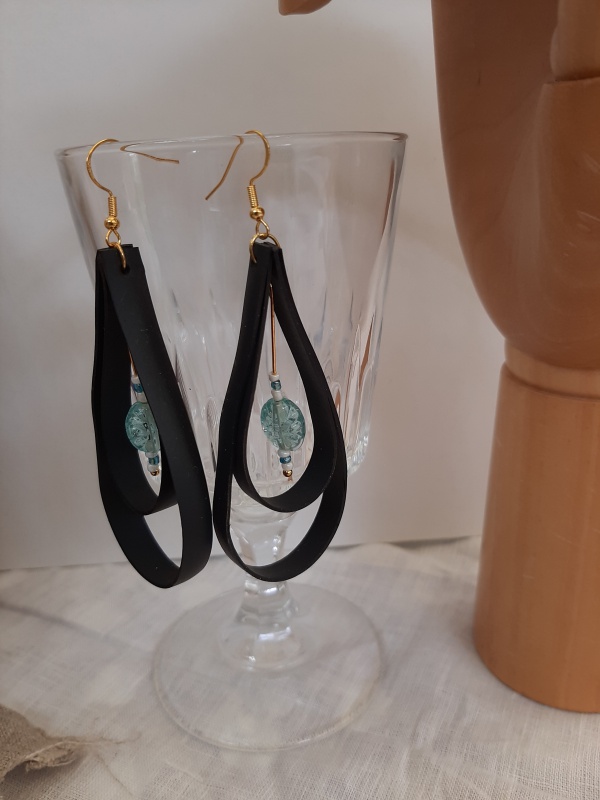 boucle d'oreilles 'goutte', chambre à air et perles de verre. boucle d'oreilles 'goutte', chambre à air et perles de verre.