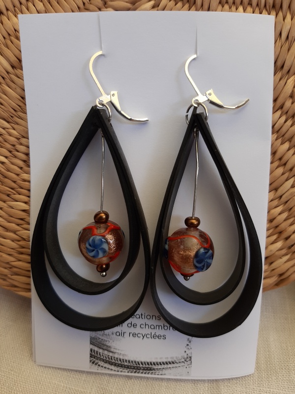 boucle d'oreilles 'goutte', chambre à air et perles de verre. boucle d'oreilles 'goutte', chambre à air et perles de verre.