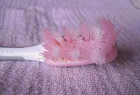 Je change régulièrement ma brosse à dents. Je change régulièrement ma brosse à dents.